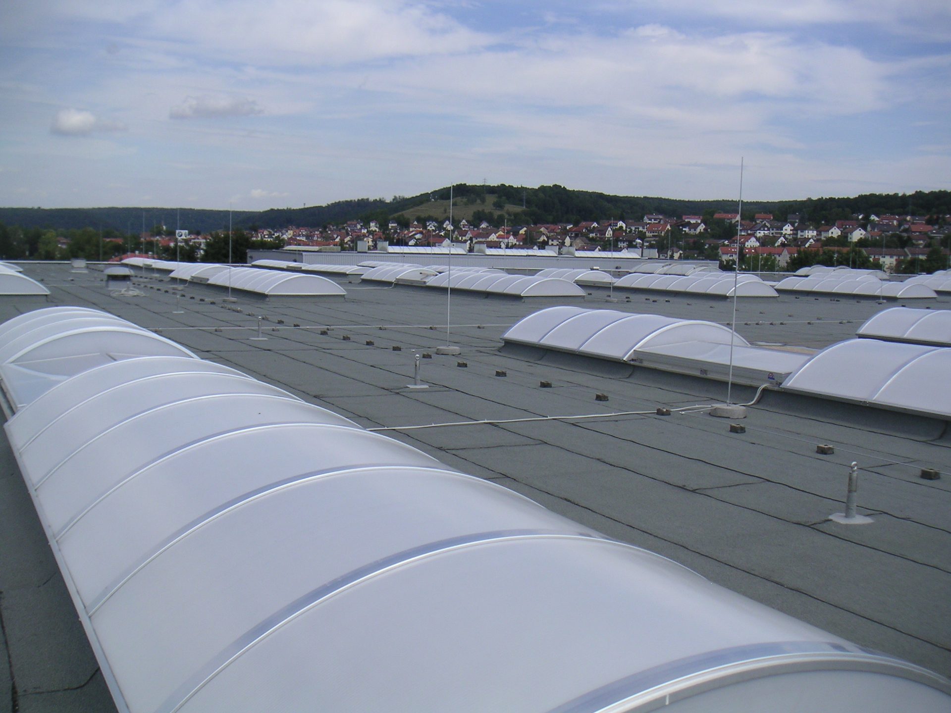 Großflächige Lichtband-Anlage auf einem Industriedach