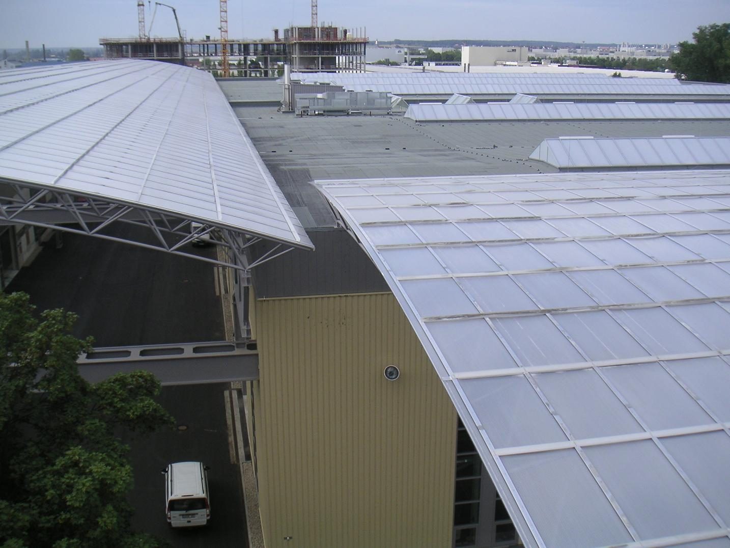 Industriekomplex mit Lichtbändern über mehreren Hallen