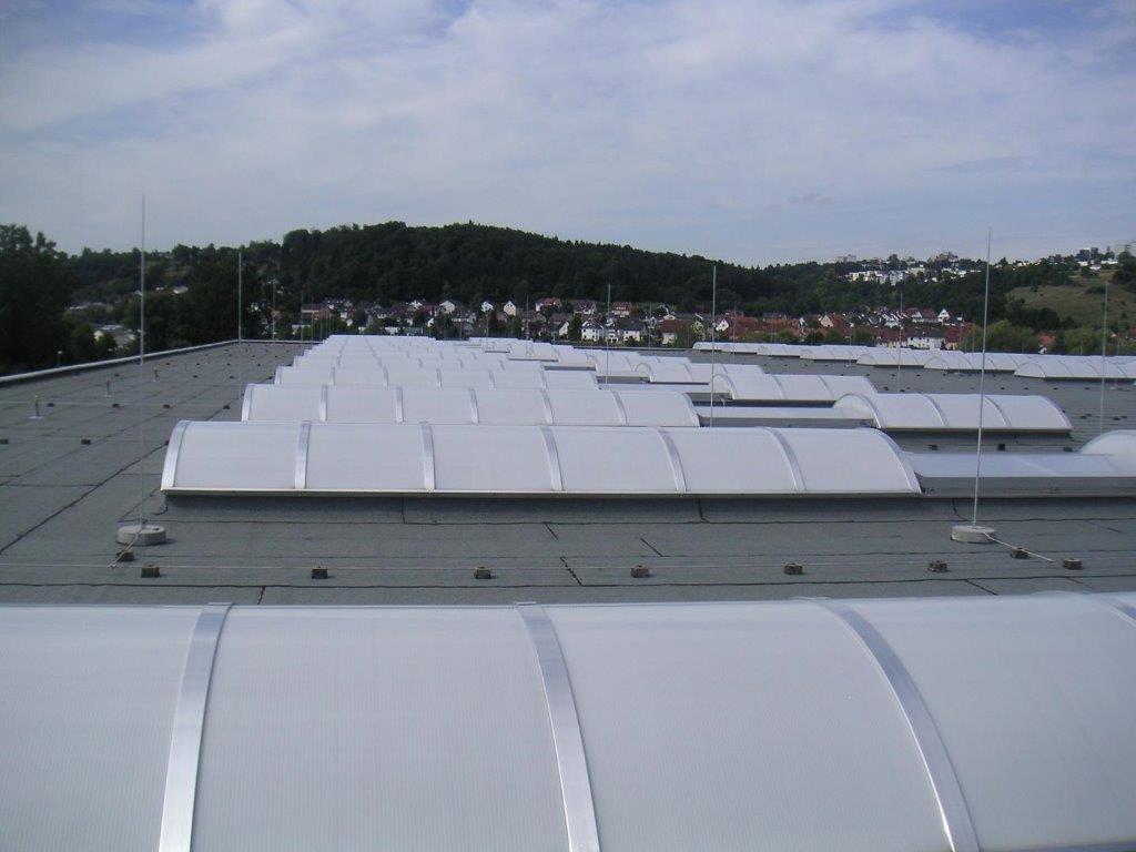 Tonnen-Lichtkuppeln in Reihen auf großflächigem Industriedach